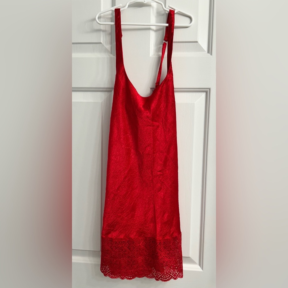 VINTAGE - Gold Label Victoria’s Secret EUC Red Racerback with adjustable straps